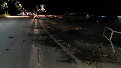 У Черкасах водій зніс огорожу і втік У Черкасах водій зніс огорожу і втік