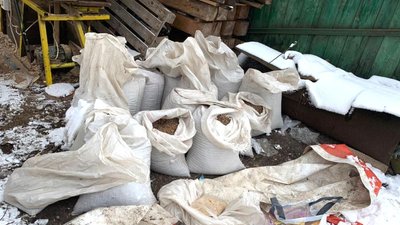 Рекордна партія цього року: на Рівненщині поліцейські вилучили 350 кілограмів бурштину Рекордна партія цього року: на Рівненщині поліцейські вилучили 350 кілограмів бурштину