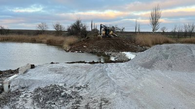 У Снігурівській громаді, що на Миколаївщині, облаштовують та ремонтують пошкоджені обстрілами дороги