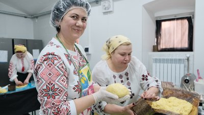 У Чернівцях у їдальні школи №4 випікали великодні паски для військових ЗСУ У Чернівцях у їдальні школи №4 випікали великодні паски для військових ЗСУ