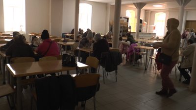 "Всі кажуть, що смачно". Репортаж із соціальної їдальні у Франківську