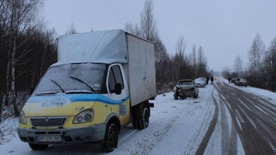 На Житомирщині автомобіль, який тягнули на буксирі, спричинив ДТП – один із водіїв у лікарні