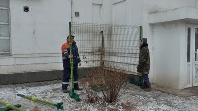 Біля згорілої будівлі колишнього дворянського зібрання у Полтаві встановлюють огорожу