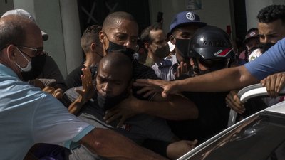 Затримання демонстранта під час акції протесту в Гавані, Куба, 11 липня 2021 року. Фото: AP Затримання демонстранта під час акції протесту в Гавані, Куба, 11 липня 2021 року. Фото: AP