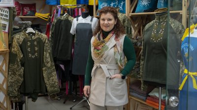 "Для них це – символ незламності". Майстриня з Дніпра вишиває на військовій формі