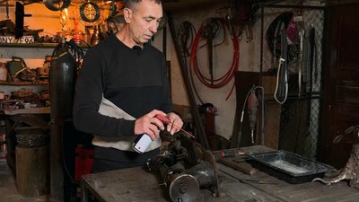 Мініатюрну техніку зі старих швейних машинок виготовляє майстер з Рівненщини Євгеній Сак Мініатюрну техніку зі старих швейних машинок виготовляє майстер з Рівненщини Євгеній Сак