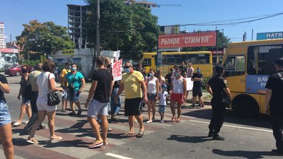 В Одесі люди перекрили дорогу