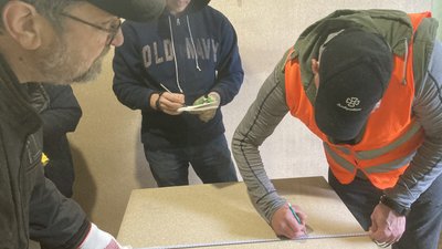 "Ми приїхали з гарячим серцем": волонтери допомагають закривати вікна жителям Балаклії