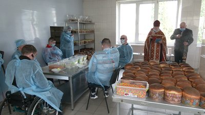 Допомагали поранені: тисячу пасок для воїнів на Схід спекли у госпіталі на Рівненщині Допомагали поранені: тисячу пасок для воїнів на Схід спекли у госпіталі на Рівненщині