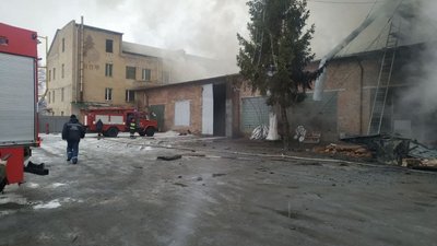 У Ніжині горить приміщення меблевої фабрики У Ніжині горить приміщення меблевої фабрики