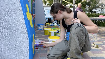 У Херсоні "Культурний десант" розмальовує бетонні укриття У Херсоні "Культурний десант" розмальовує бетонні укриття