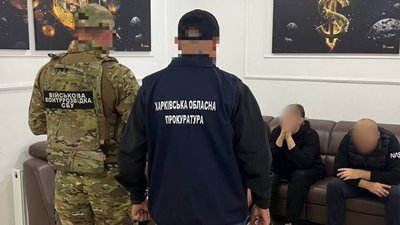 Чоловіки, який обвинувачують в організації схеми виїзду за кордон