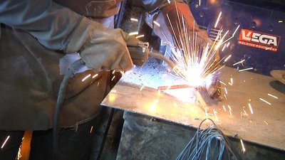 Житомирянин у мирний час виготовляв лицарські обладунки, а тепер робить бронежилети та їжаки Житомирянин у мирний час виготовляв лицарські обладунки, а тепер робить бронежилети та їжаки