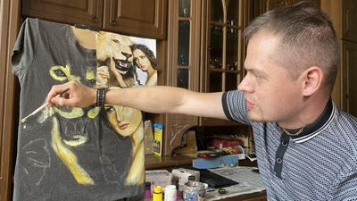 Житомирянин Дмитро Галич створює малюнки на одязі