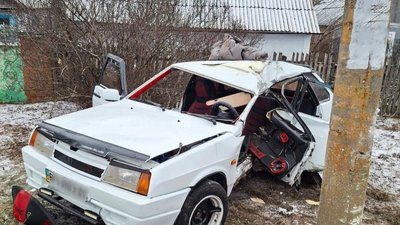 Легковик після зіткнення з електропорою на Миколаївщині