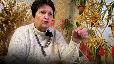На Чернігівщині жінка виготовляє різдвяні "павуки" із соломи