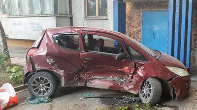 В Запоріжжі відбулось ДТП у подвір'ї Хортицького району В Запоріжжі відбулось ДТП у подвір'ї Хортицького району