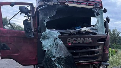 Вантажівка, пошкоджена внаслідок влучання російського БпЛА по заправці на Харківщині