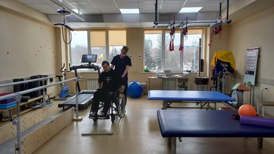 Подружжя, травмоване під час російської атаки по АЗС у Дніпрі, проходить реабілітацію Подружжя, травмоване під час російської атаки по АЗС у Дніпрі, проходить реабілітацію
