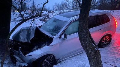 Авто в'їхало у дерево: на Черкащині в ДТП отримала травми 30-річна жінка Авто в'їхало у дерево: на Черкащині в ДТП отримала травми 30-річна жінка