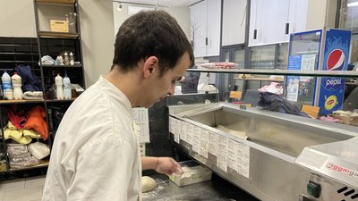"Вирішили допомогти нашим військовим": піцерія у Херсоні частину доходів передаватиме на потреби ЗСУ "Вирішили допомогти нашим військовим": піцерія у Херсоні частину доходів передаватиме на потреби ЗСУ