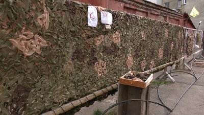 Не вистачає робочих рук: у Рівному плетуть зимові маскувальні сітки Не вистачає робочих рук: у Рівному плетуть зимові маскувальні сітки