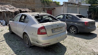 "Я нікуди не встигла вибігти. Були прильоти ще, і ще, не розуміли скільки їх". Херсонці про наслідки обстрілів "Я нікуди не встигла вибігти. Були прильоти ще, і ще, не розуміли скільки їх". Херсонці про наслідки обстрілів