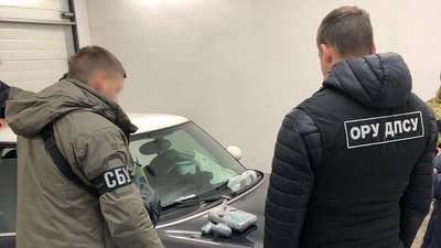 На кордоні з Польщею затримали чоловіка, який протягом року регулярно ввозив в Україну кокаїн