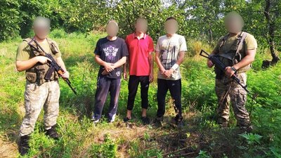 На Одещині троє чоловіків незаконно перетнули кордон, аби відпочити на морі – ДПСУ