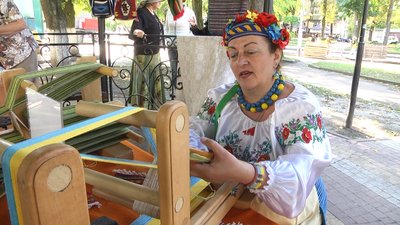 У Житомирі виготовляли речі з патріотичною символікою У Житомирі виготовляли речі з патріотичною символікою