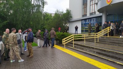 У Рівному під облрадою мітингують проти міністра Авакова У Рівному під облрадою мітингують проти міністра Авакова