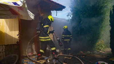 Отримали термічні опіки рук та шиї: в Ужгороді під час пожежі травмувалися двоє людей Отримали термічні опіки рук та шиї: в Ужгороді під час пожежі травмувалися двоє людей