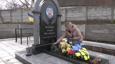 "Це — не люди. Скільки горя наробили". На житломасиві Дніпра невідомі пошкодили могилу бійця та інші поховання "Це — не люди. Скільки горя наробили". На житломасиві Дніпра невідомі пошкодили могилу бійця та інші поховання
