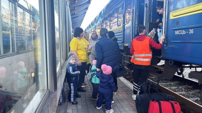 На Закарпаття прибув черговий потяг із сім’ями рятувальників