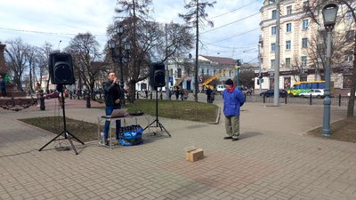 "Набридло сидіти, чекати і боятись". Артист театру влаштував благодійний концерт у Сумах