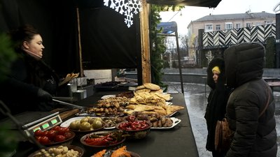 Ятки з сувенірами та вуличною їжею:у Вінниці запрацювало "Зимове містечко" Ятки з сувенірами та вуличною їжею:у Вінниці запрацювало "Зимове містечко"