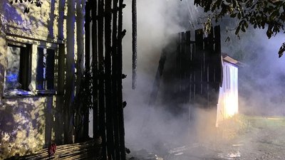 Згоріло 20 тонн сіна, 3 автомобілі та домашнє майно: на Закарпатті горів колишній склад колгоспу Згоріло 20 тонн сіна, 3 автомобілі та домашнє майно: на Закарпатті горів колишній склад колгоспу