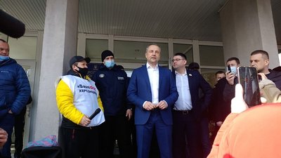 У Херсоні біля міської ради мітингують містяни У Херсоні біля міської ради мітингують містяни