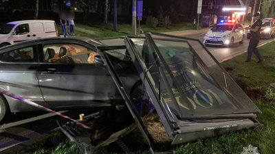 У Чернівцях водій легковика врізався в рекламний щит