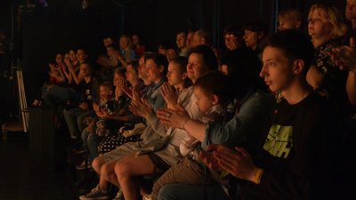 Шість історій підлітків. В Івано-Франківську презентували документальну виставу "Дружба під час війни" Шість історій підлітків. В Івано-Франківську презентували документальну виставу "Дружба під час війни"