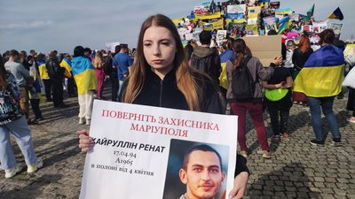 "Ми не маємо права зупинитися, мовчати". У Дніпрі пройшла акція на підтримку полонених військовослужбовців "Ми не маємо права зупинитися, мовчати". У Дніпрі пройшла акція на підтримку полонених військовослужбовців