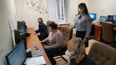 Поліцейська з Тернопільщини розводить бджіл Поліцейська з Тернопільщини розводить бджіл