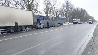 На Вінниччині вантажівка злетіла з дороги в кювет та спровокувала масштабну ДТП На Вінниччині вантажівка злетіла з дороги в кювет та спровокувала масштабну ДТП