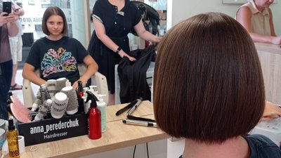 У Чернівцях школярка обрізала довге волосся, аби допомогти армії