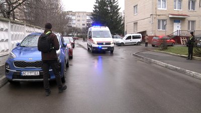 У Луцьку штрафують водіїв, які паркуються біля лікарні і блокують рух "швидким" У Луцьку штрафують водіїв, які паркуються біля лікарні і блокують рух "швидким"