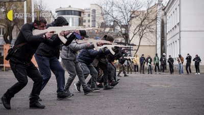 "Хочеш миру - берися до зброї!" На Прикарпатті готуються до оборони "Хочеш миру - берися до зброї!" На Прикарпатті готуються до оборони