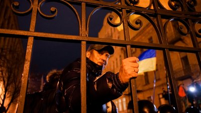 Під будівлею Офісу президента сталася сутичка. У чому справа Під будівлею Офісу президента сталася сутичка. У чому справа