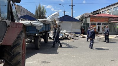 У Херсоні комунальники розпочали демонтаж завалів на згарищі ринку "Кристал" У Херсоні комунальники розпочали демонтаж завалів на згарищі ринку "Кристал"