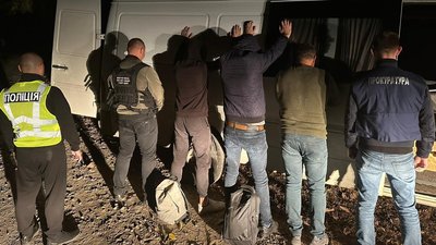 Депутата однієї з райрад Буковини підозрюють в незаконному переправленні чоловіків за кордон