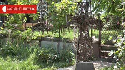 Хрест із осколків боєприпасів